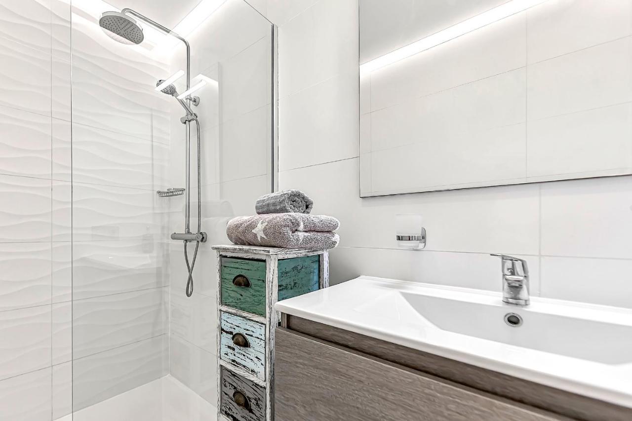 Ocean Garden Apartment With Seaview. 阿德耶 外观 照片